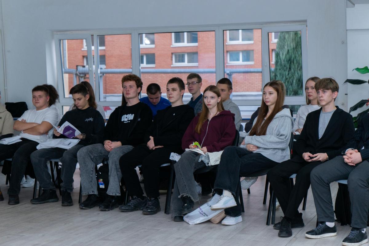 В Вавиловском университете школьники прошли обучение по парламентским дебатам Фото 2