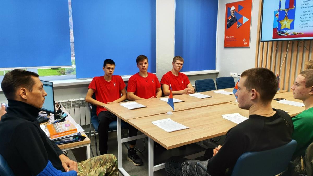 Встреча студентов с участником специальной военной операции. Фото 2