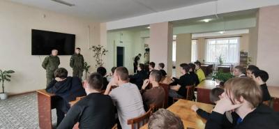 С профориентационной работой Краснокутский зооветеринарный техникум посетили представители 12 главного управления министерства обороны г. Энгельса.