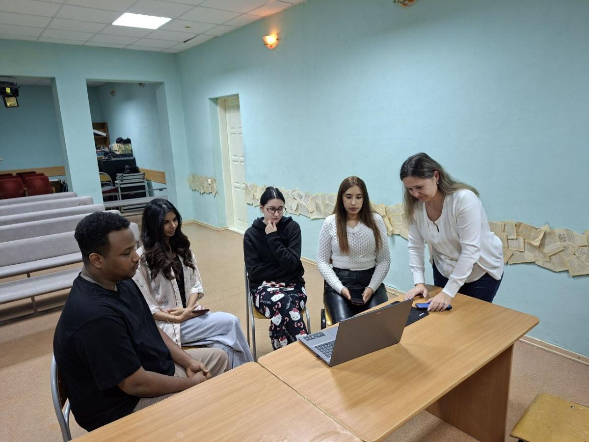 Виртуальное знакомство с Вавиловским университетом для иностранных обучающихся провели в общежитии №8 преподаватели кафедры "Иностранные языки и культура речи" Фото 2