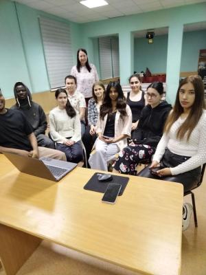 Виртуальное знакомство с Вавиловским университетом для иностранных обучающихся провели в общежитии №8 преподаватели кафедры "Иностранные языки и культура речи"