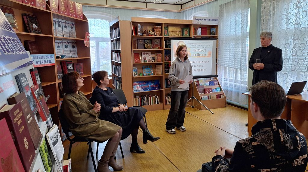 Литературная дискуссия «Подвиг в слове, мужество в сердце»  в рамках VI областного фестиваля имени А.Н. Толстого «ЛитФЕСТ на Иргизе», посвящённого Году защитника Отечества и 80-летию Победы в Великой Отечественной войне Фото 4