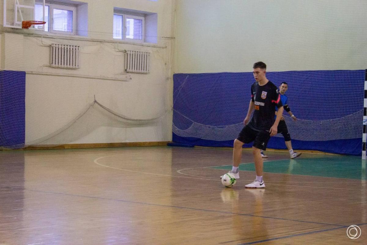 Азарт и спортивный дух: в институте инженерии и робототехники стартовал турнир по мини-футболу Фото 1