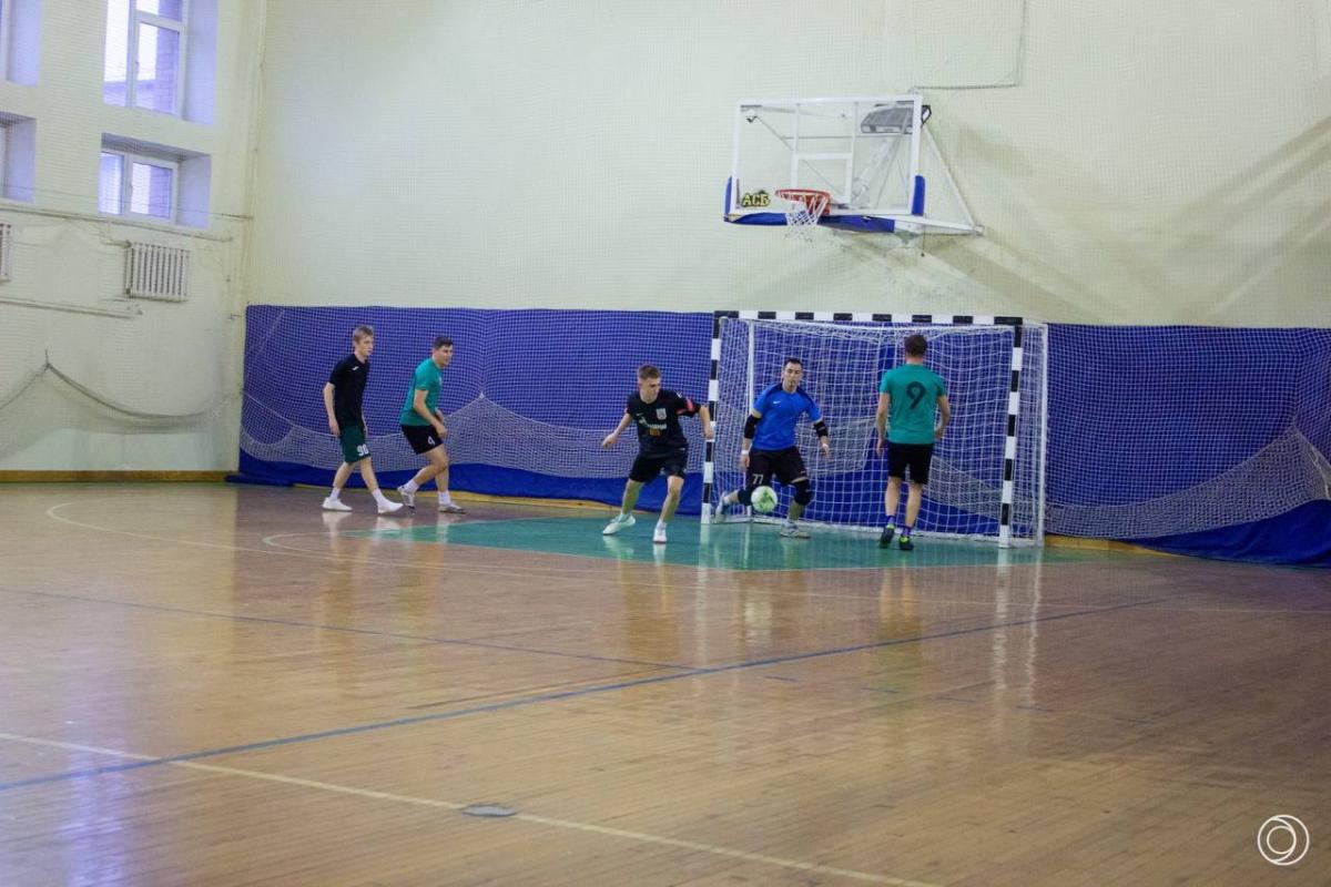 Азарт и спортивный дух: в институте инженерии и робототехники стартовал турнир по мини-футболу Фото 3