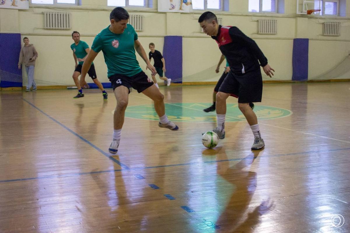 Азарт и спортивный дух: в институте инженерии и робототехники стартовал турнир по мини-футболу Фото 5