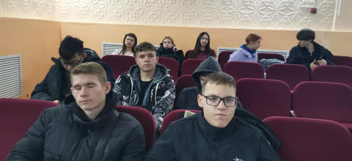 Студенты в кинотеатре им. К. Маркса Фото 1