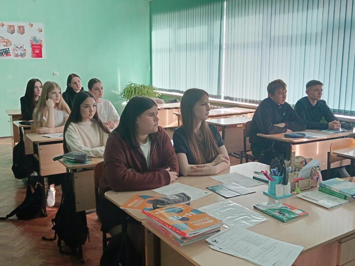 Профориентационная встреча со школьниками в Красном Куте Фото 1