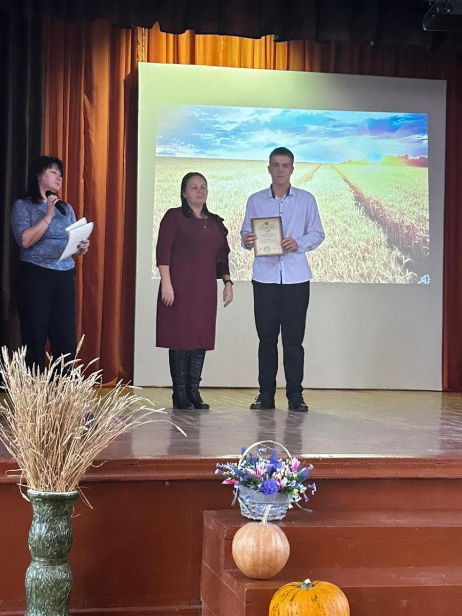 Концерт в честь Дня работников сельского хозяйства прошёл в Марксовском сельскохозяйственном техникуме Фото 3