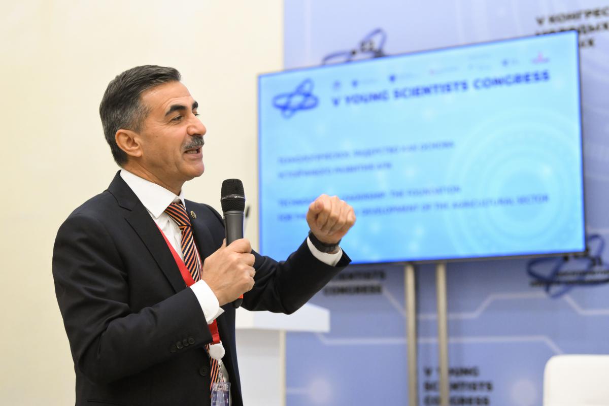 Ректор Вавиловского университета принял участие в V Конгрессе молодых ученых Фото 1