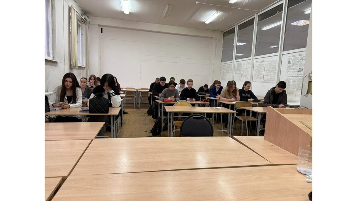 Студенты – участники Акции «Военно-патриотический диктант – 2025» Фото 2