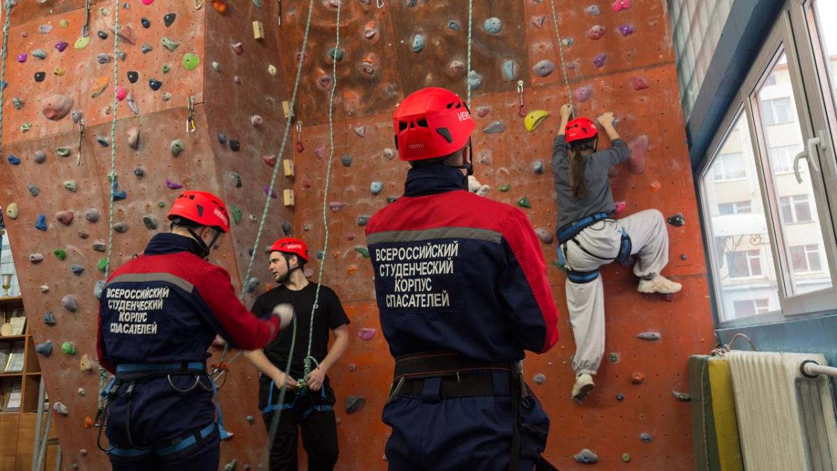 Преподаватели кафедры «Техносферная безопасность и транспортно-технологические машины» провели практическое занятие с отрядом «Вектор» Саратовского строительно-архитектурного колледжа Фото 1