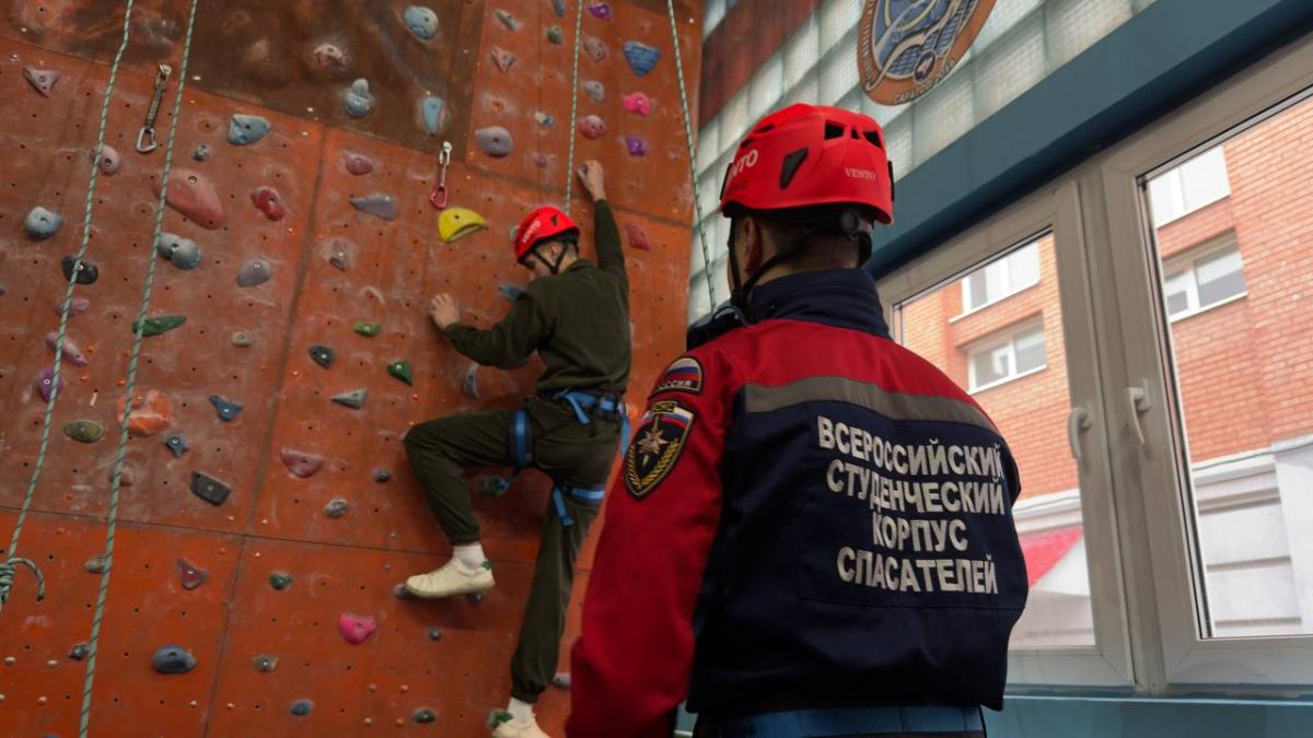 Преподаватели кафедры «Техносферная безопасность и транспортно-технологические машины» провели практическое занятие с отрядом «Вектор» Саратовского строительно-архитектурного колледжа Фото 2