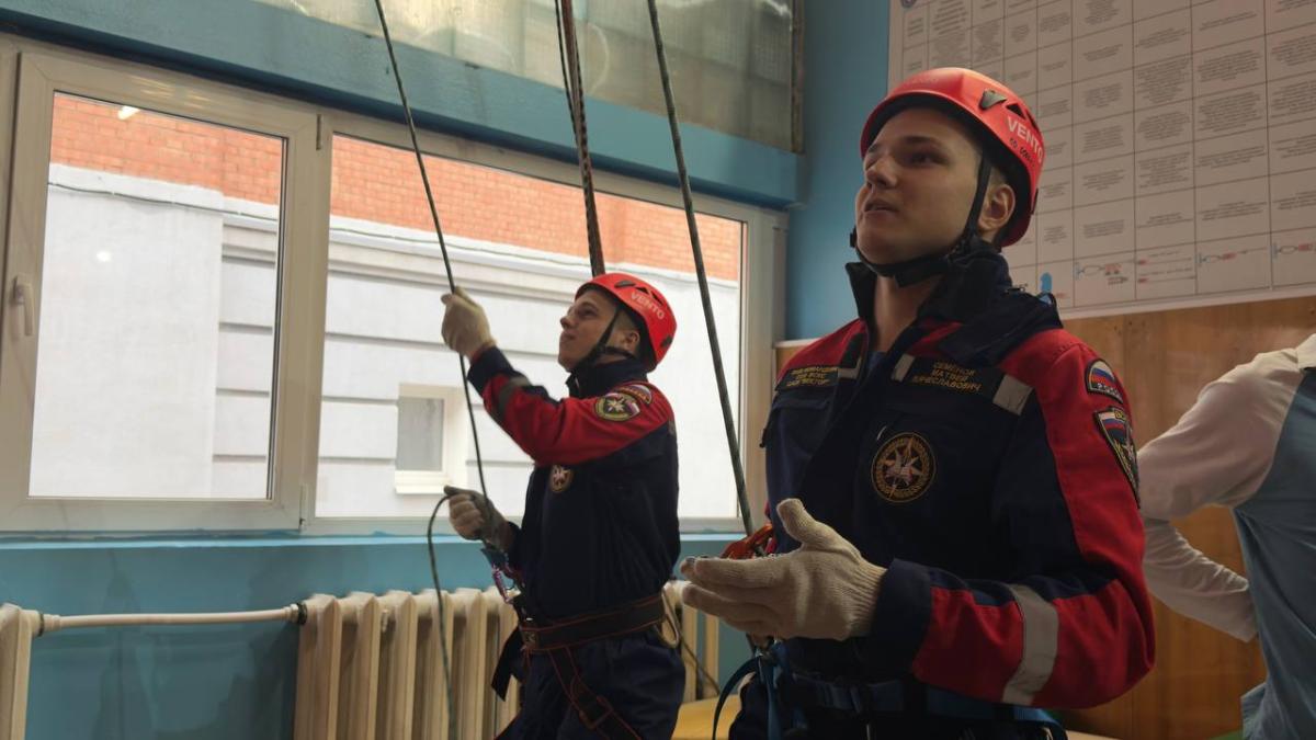 Преподаватели кафедры «Техносферная безопасность и транспортно-технологические машины» провели практическое занятие с отрядом «Вектор» Саратовского строительно-архитектурного колледжа Фото 4