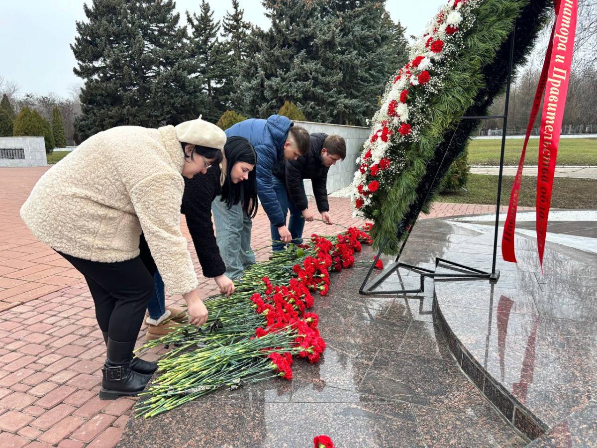 Студенты института ветеринарной медицины и фармации возложили цветы к памятнику Воину-освободителю Фото 1