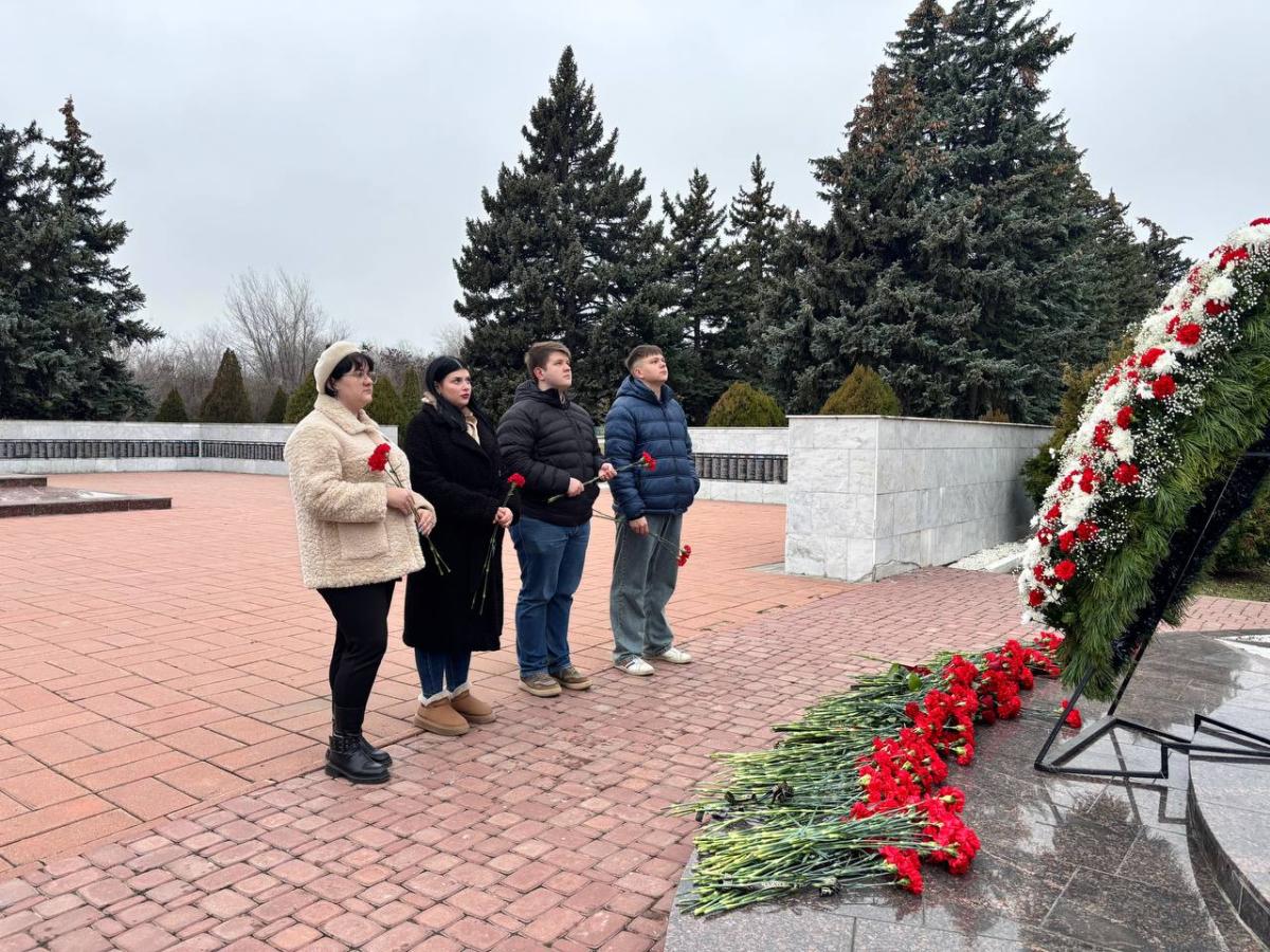 Студенты института ветеринарной медицины и фармации возложили цветы к памятнику Воину-освободителю Фото 2