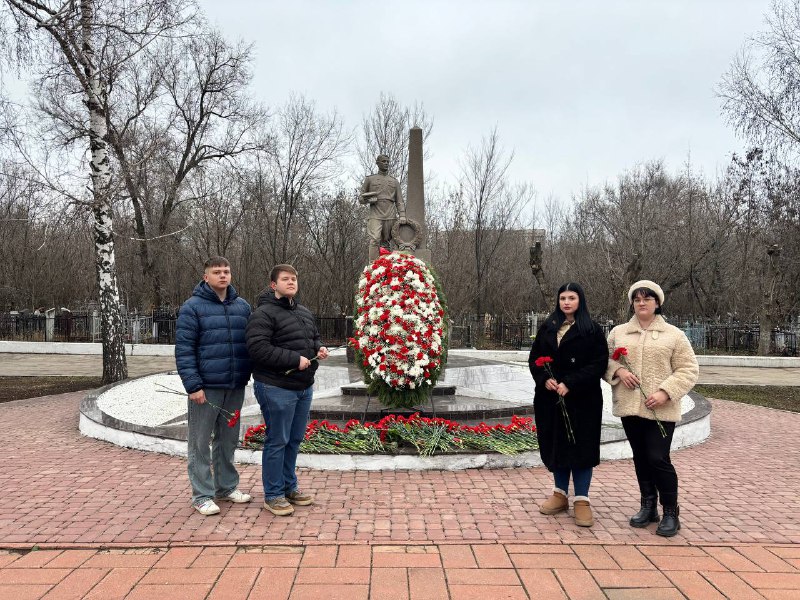 Студенты института ветеринарной медицины и фармации возложили цветы к памятнику Воину-освободителю Фото 3