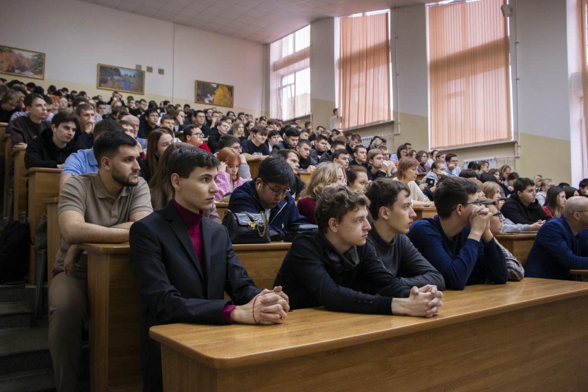 В вузе выступил с лекцией посол мира ООН, врач-онколог Виктор Парамонов Фото 3 В вузе выступил с лекцией посол мира ООН, врач-онколог Виктор Парамонов Фото 3