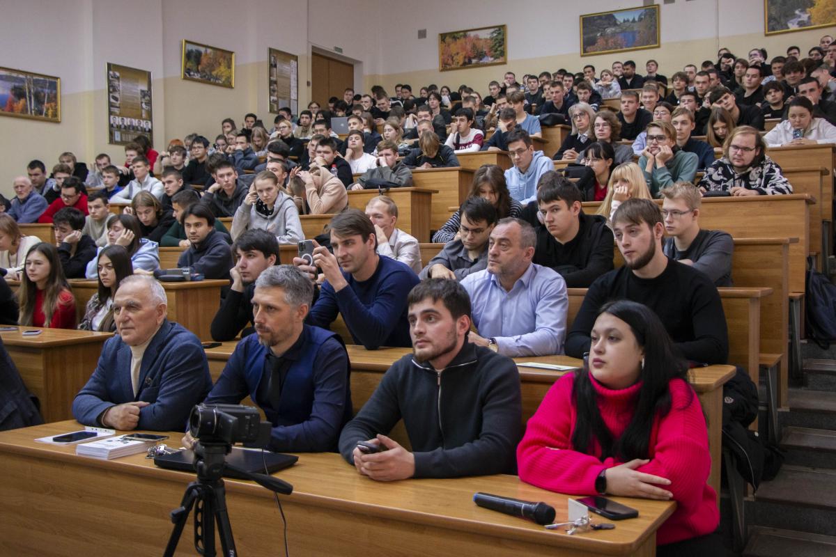 В вузе выступил с лекцией посол мира ООН, врач-онколог Виктор Парамонов Фото 5 В вузе выступил с лекцией посол мира ООН, врач-онколог Виктор Парамонов Фото 5