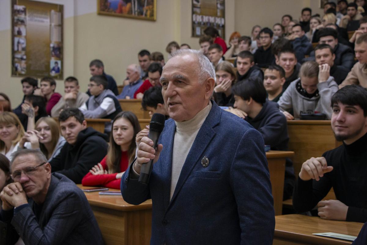 В вузе выступил с лекцией посол мира ООН, врач-онколог Виктор Парамонов Фото 8 В вузе выступил с лекцией посол мира ООН, врач-онколог Виктор Парамонов Фото 8