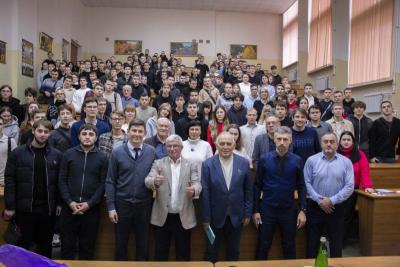 В вузе выступил с лекцией посол мира ООН, врач-онколог Виктор Парамонов