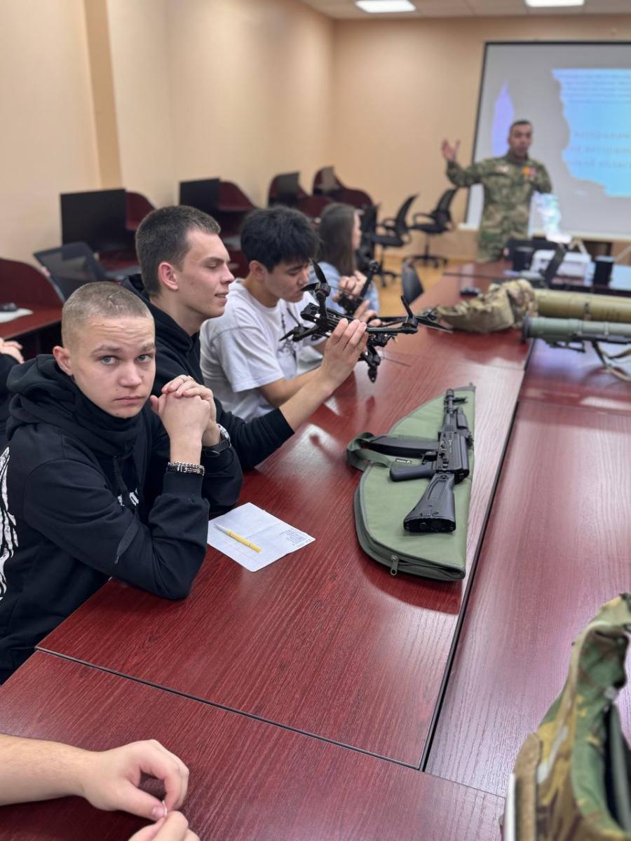 Встреча обучающихся с ветераном СВО Фото 4 Встреча обучающихся с ветераном СВО Фото 4