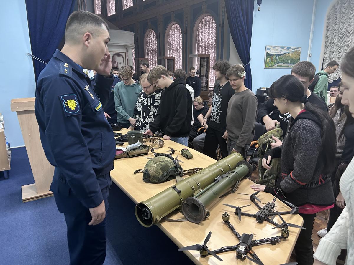 Студенты встретились с участниками специальной военной операции Фото 7 Студенты встретились с участниками специальной военной операции Фото 7