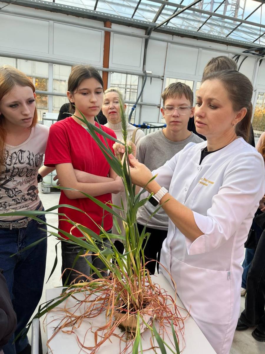 Профориентационная работа в фитотронно-тепличном интеллектуальном комплексе Фото 4