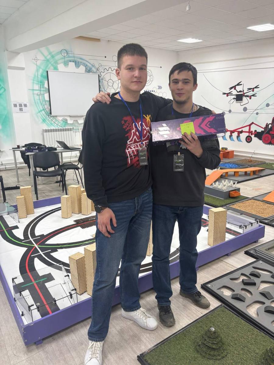 Студенты кафедры одержали победу на хакатоне «КиберVavilov 2.0» в направлении мобильной робототехники Фото 1 Студенты кафедры одержали победу на хакатоне «КиберVavilov 2.0» в направлении мобильной робототехники Фото 1