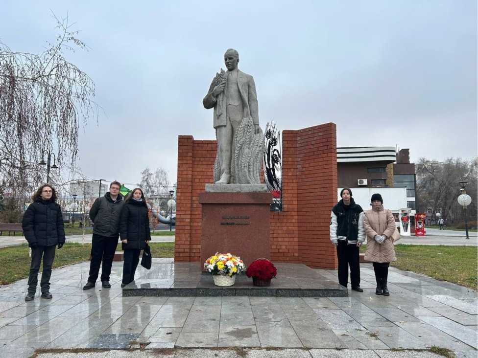 Студент кафедры "Техническое обеспечение АПК" принял участие в памятной церемонии, посвященной 138-ой годовщине со дня рождения ученого Николая Ивановича Вавилова Фото 1 Студент кафедры "Техническое обеспечение АПК" принял участие в памятной церемонии, посвященной 138-ой годовщине со дня рождения ученого Николая Ивановича Вавилова Фото 1