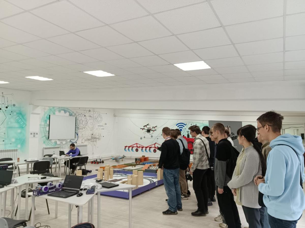 Студенты групп Б-ПИ-101 и Б-ПИ-102 посетили участников хакатона «КиберVavilov 2.0» во время кураторского часа Фото 1 Студенты групп Б-ПИ-101 и Б-ПИ-102 посетили участников хакатона «КиберVavilov 2.0» во время кураторского часа Фото 1