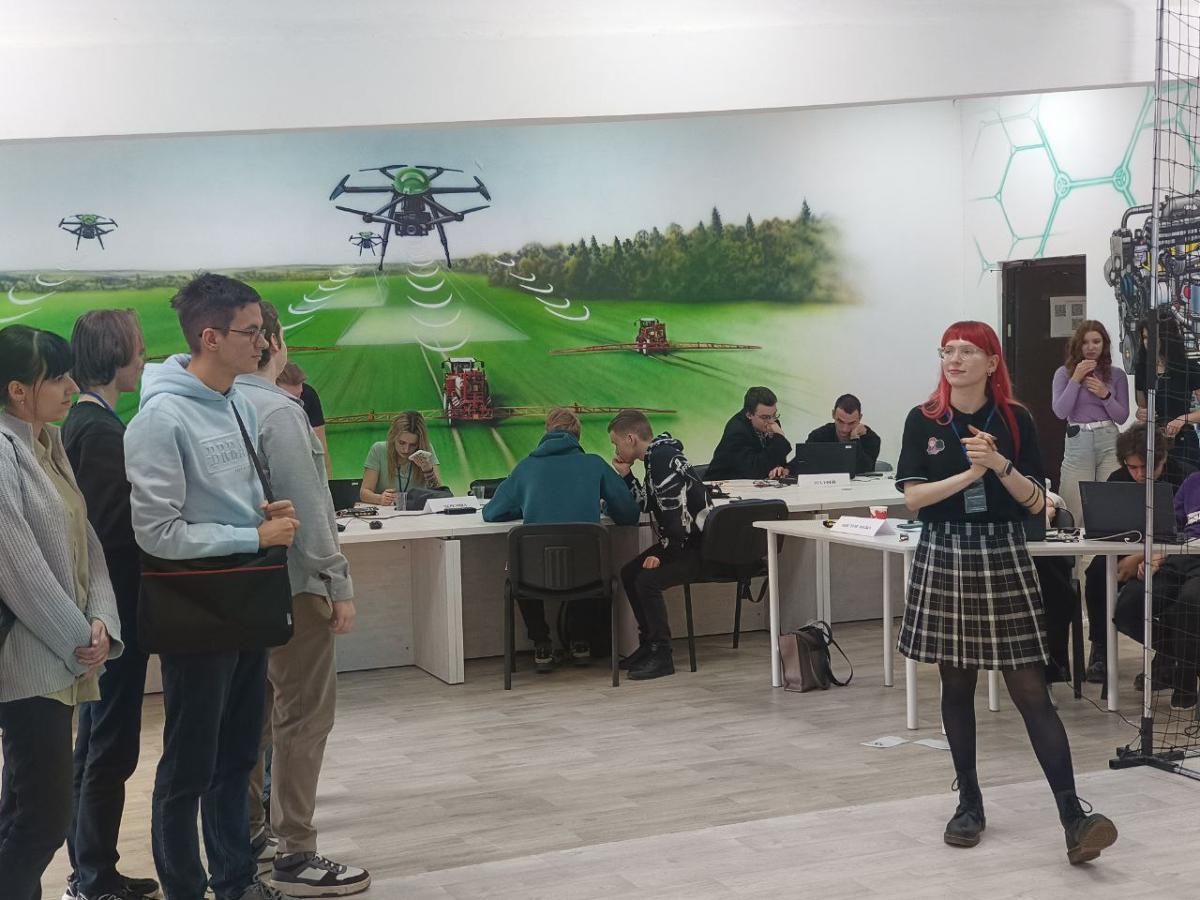 Студенты групп Б-ПИ-101 и Б-ПИ-102 посетили участников хакатона «КиберVavilov 2.0» во время кураторского часа Фото 2 Студенты групп Б-ПИ-101 и Б-ПИ-102 посетили участников хакатона «КиберVavilov 2.0» во время кураторского часа Фото 2