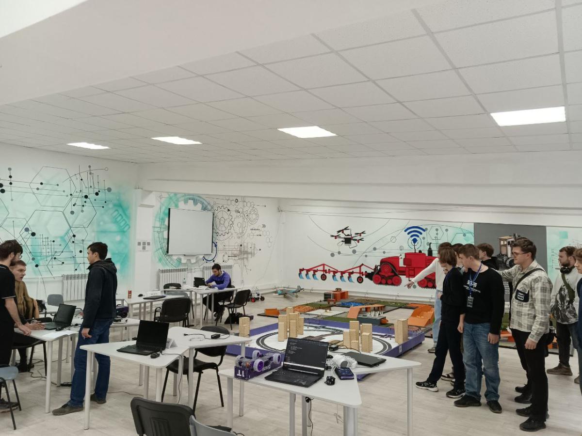 Студенты групп Б-ПИ-101 и Б-ПИ-102 посетили участников хакатона «КиберVavilov 2.0» во время кураторского часа Фото 3 Студенты групп Б-ПИ-101 и Б-ПИ-102 посетили участников хакатона «КиберVavilov 2.0» во время кураторского часа Фото 3