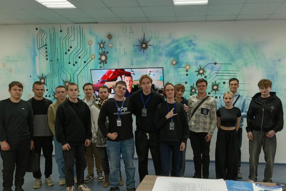 Студенты групп Б-ПИ-101 и Б-ПИ-102 посетили участников хакатона «КиберVavilov 2.0» во время кураторского часа