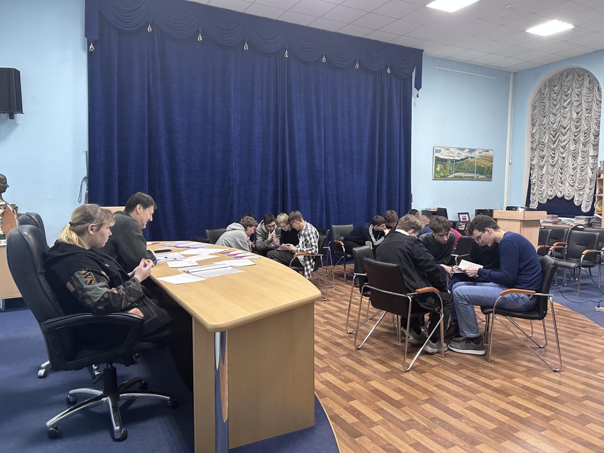 Студенты проверили свои знания о Конституции РФ Фото 7