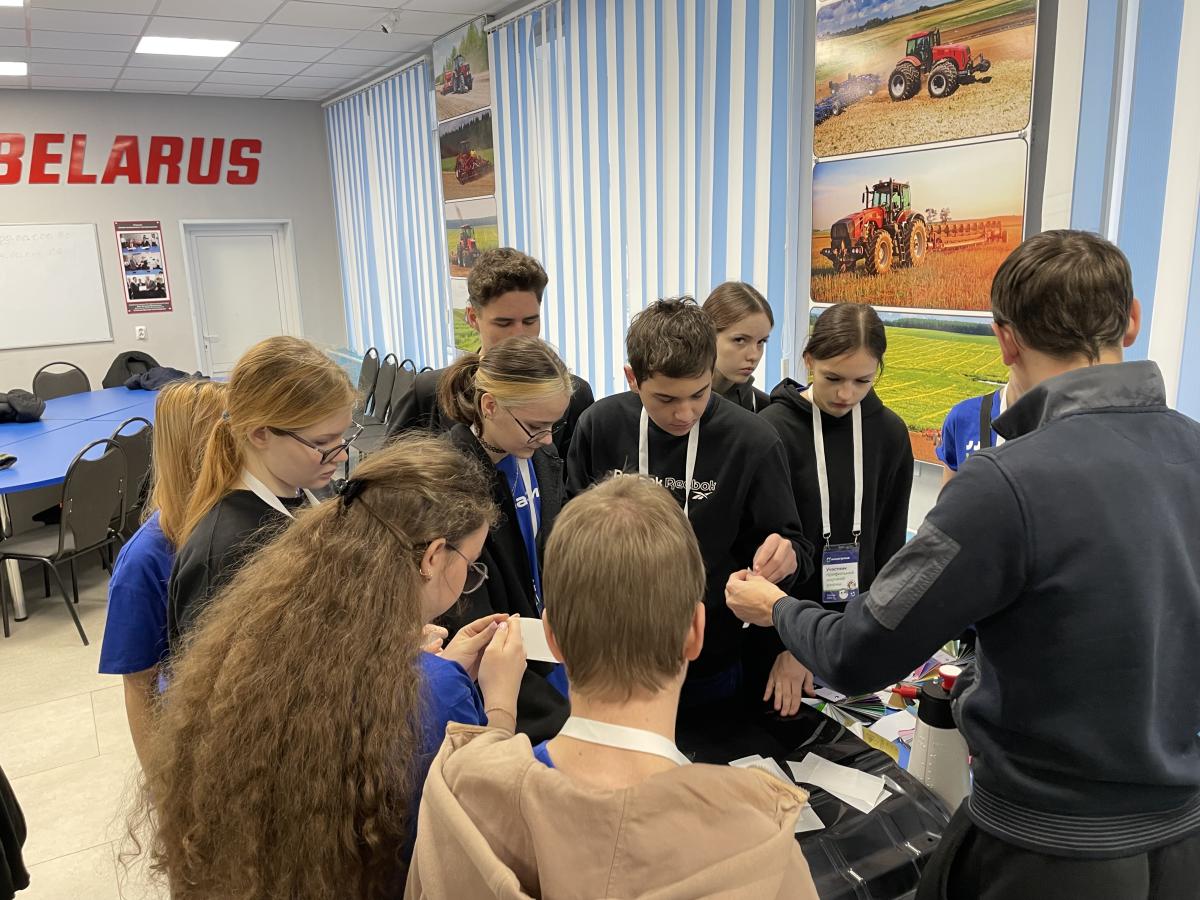 Старшеклассники Саратовской области познакомились с инженерными лабораториями Вавиловского университета Фото 1