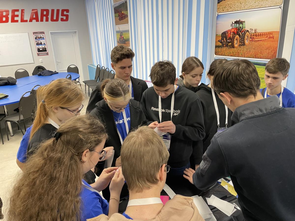 Старшеклассники Саратовской области познакомились с инженерными лабораториями Вавиловского университета Фото 3