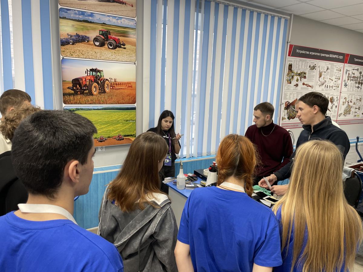 Старшеклассники Саратовской области познакомились с инженерными лабораториями Вавиловского университета Фото 5