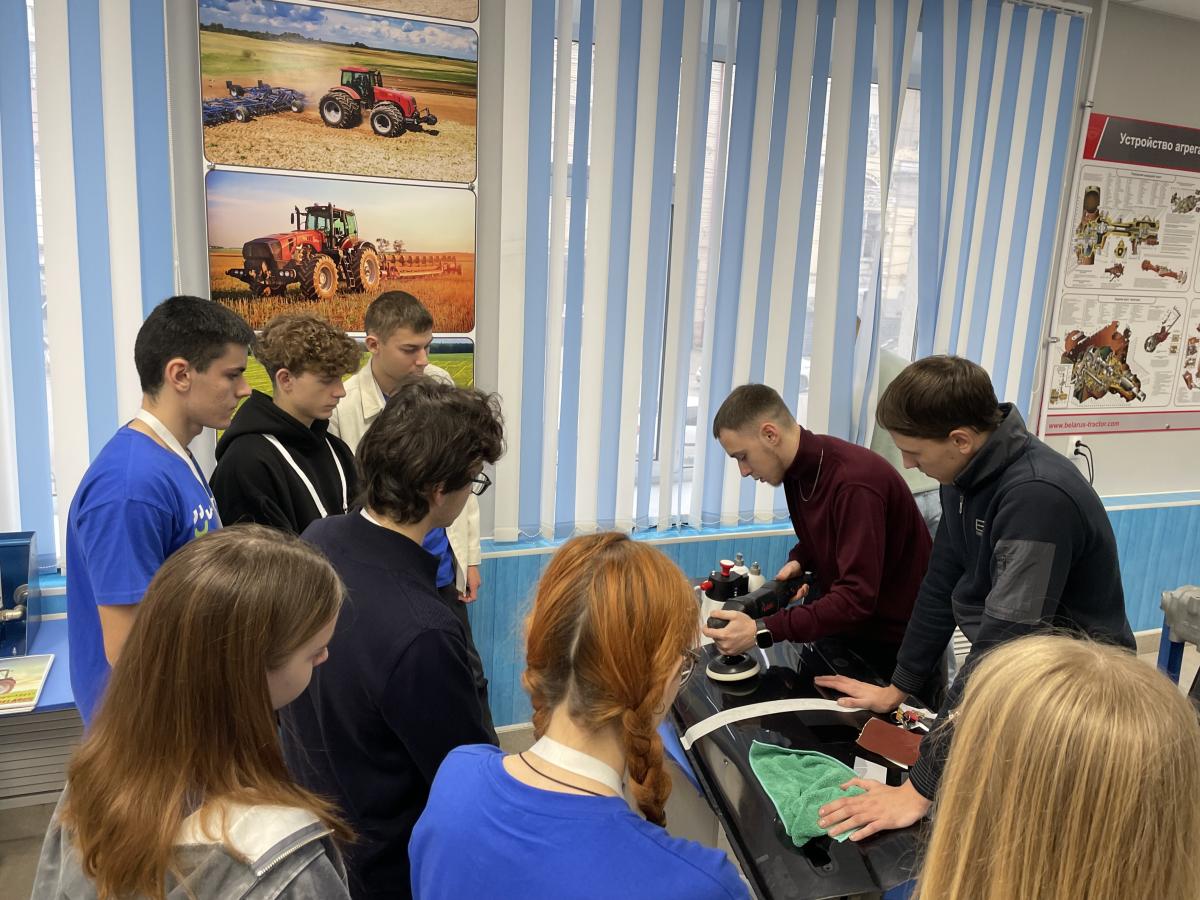 Старшеклассники Саратовской области познакомились с инженерными лабораториями Вавиловского университета