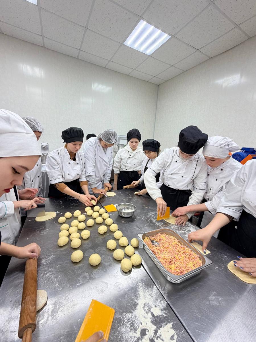 Вкусное погружение в профессию: будущие технологи хлебопечения освоили азы мастерства на практическом занятии Фото 1