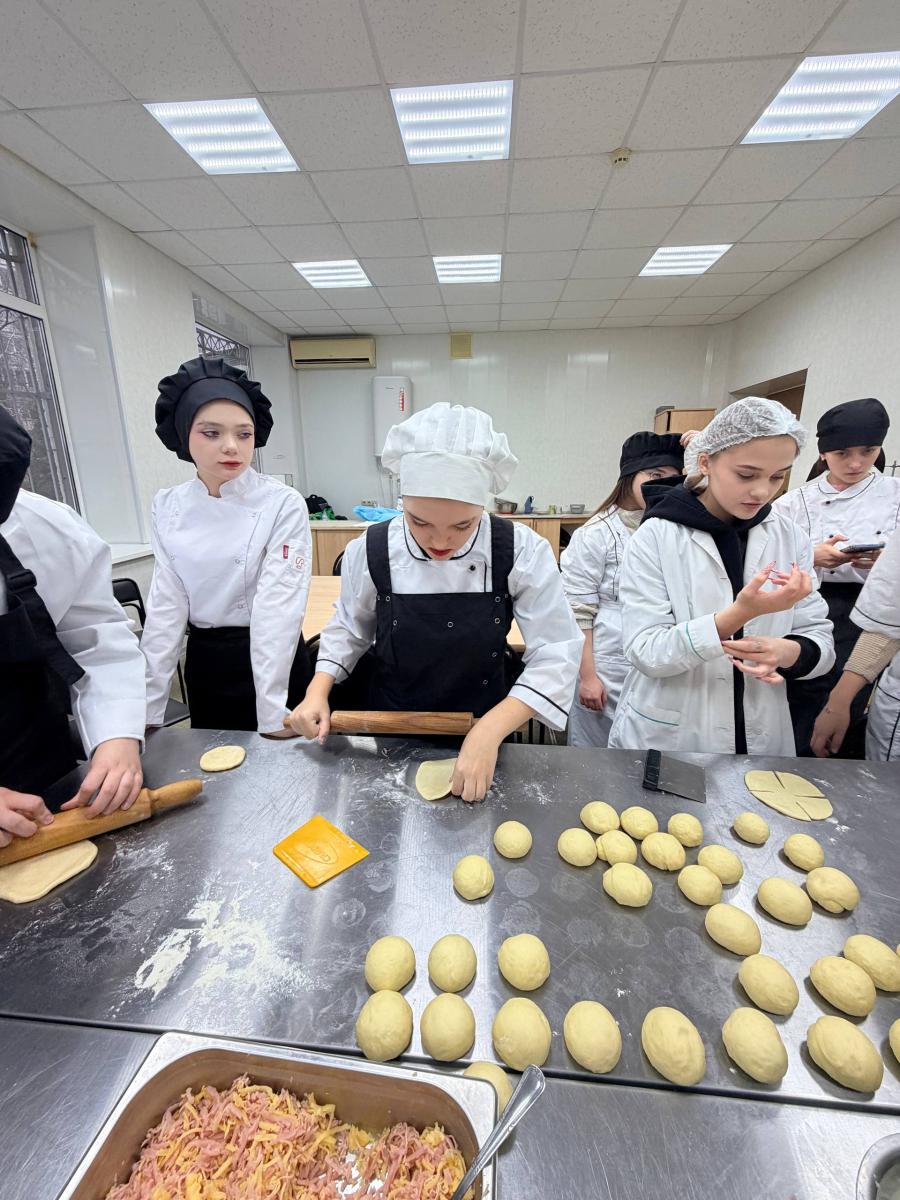 Вкусное погружение в профессию: будущие технологи хлебопечения освоили азы мастерства на практическом занятии Фото 2