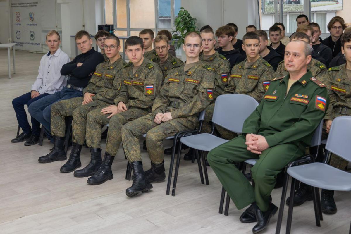 В День Конституции: Герой России, генерал-майор Александр Белоглазов выступил перед студентами института инженерии и робототехники Фото 1 В День Конституции: Герой России, генерал-майор Александр Белоглазов выступил перед студентами института инженерии и робототехники Фото 1