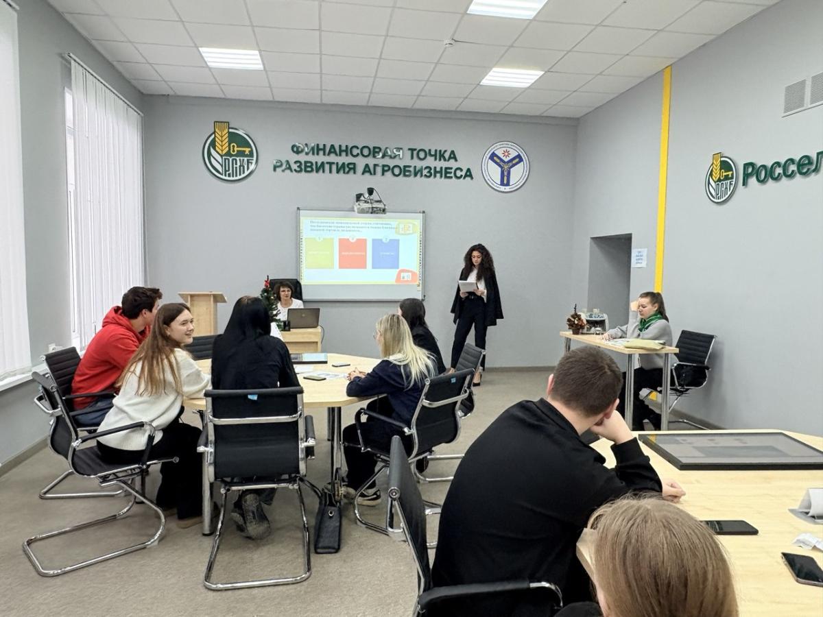 МАСТЕР-КЛАСС «ЭКОНОМИЧЕСКАЯ КОПИЛКА» ДЛЯ ШКОЛЬНИКОВ В РАМКАХ ДНЯ ОТКРЫТЫХ ДВЕРЕЙ Фото 4 МАСТЕР-КЛАСС «ЭКОНОМИЧЕСКАЯ КОПИЛКА» ДЛЯ ШКОЛЬНИКОВ В РАМКАХ ДНЯ ОТКРЫТЫХ ДВЕРЕЙ Фото 4