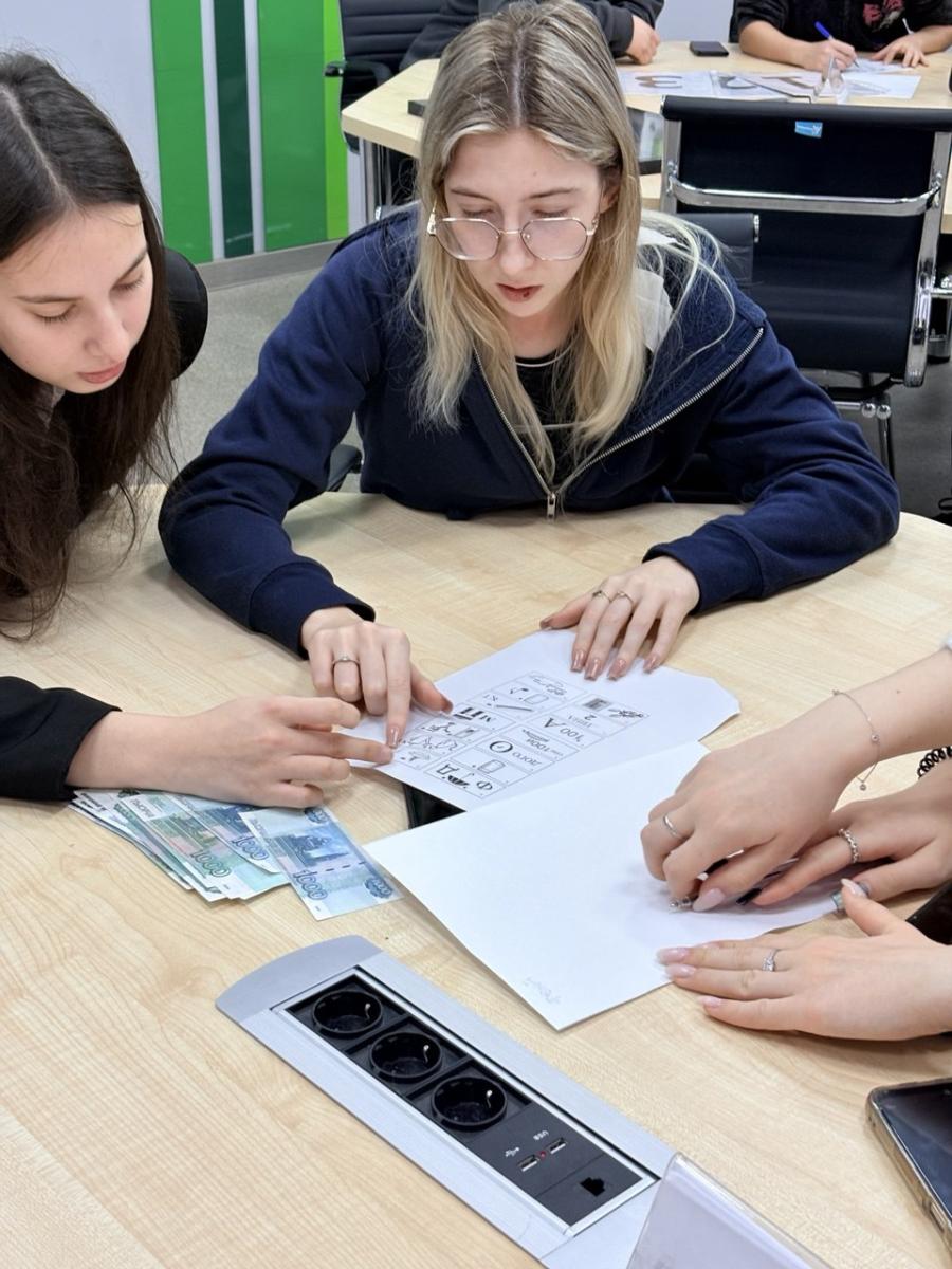 МАСТЕР-КЛАСС «ЭКОНОМИЧЕСКАЯ КОПИЛКА» ДЛЯ ШКОЛЬНИКОВ В РАМКАХ ДНЯ ОТКРЫТЫХ ДВЕРЕЙ Фото 5 МАСТЕР-КЛАСС «ЭКОНОМИЧЕСКАЯ КОПИЛКА» ДЛЯ ШКОЛЬНИКОВ В РАМКАХ ДНЯ ОТКРЫТЫХ ДВЕРЕЙ Фото 5