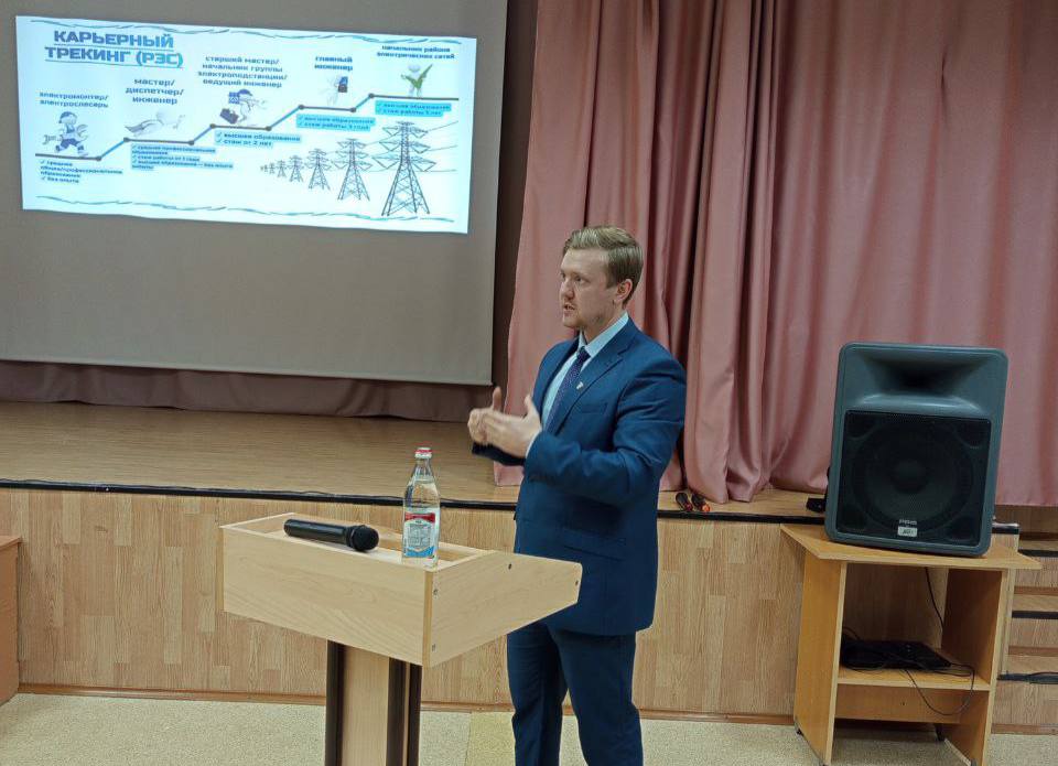 Школьники Хвалынска и их родители узнали о преимуществах обучения в Вавиловском университете Фото 1 Школьники Хвалынска и их родители узнали о преимуществах обучения в Вавиловском университете Фото 1