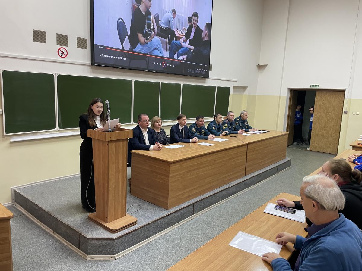 Юные спасатели Саратовской области отметили 35-летие МЧС России соревнованиями по пожарному спорту Фото 1