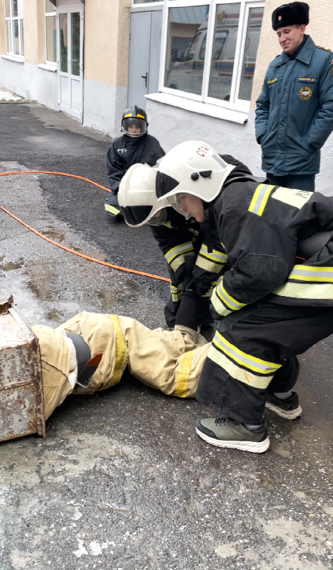 Юные спасатели Саратовской области отметили 35-летие МЧС России соревнованиями по пожарному спорту Фото 12