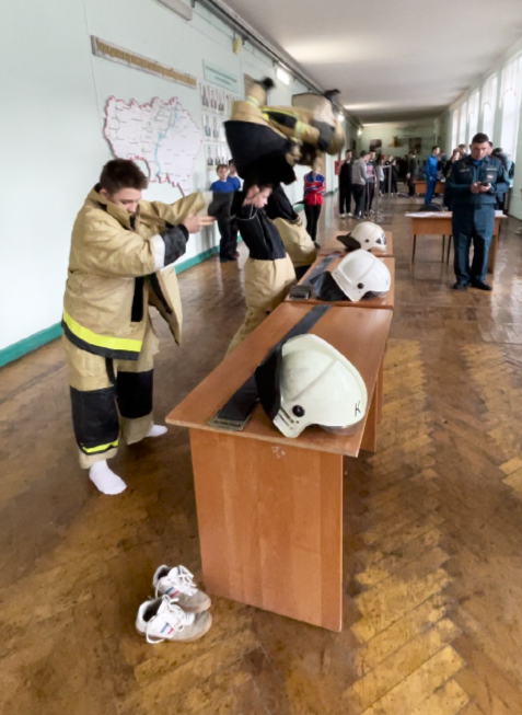 Юные спасатели Саратовской области отметили 35-летие МЧС России соревнованиями по пожарному спорту Фото 13