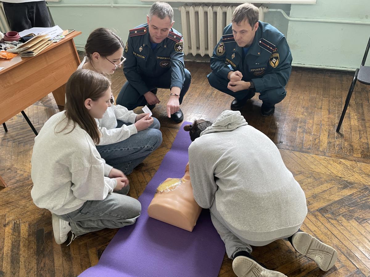 Юные спасатели Саратовской области отметили 35-летие МЧС России соревнованиями по пожарному спорту Фото 15