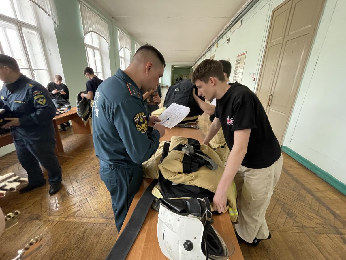 Юные спасатели Саратовской области отметили 35-летие МЧС России соревнованиями по пожарному спорту Фото 16