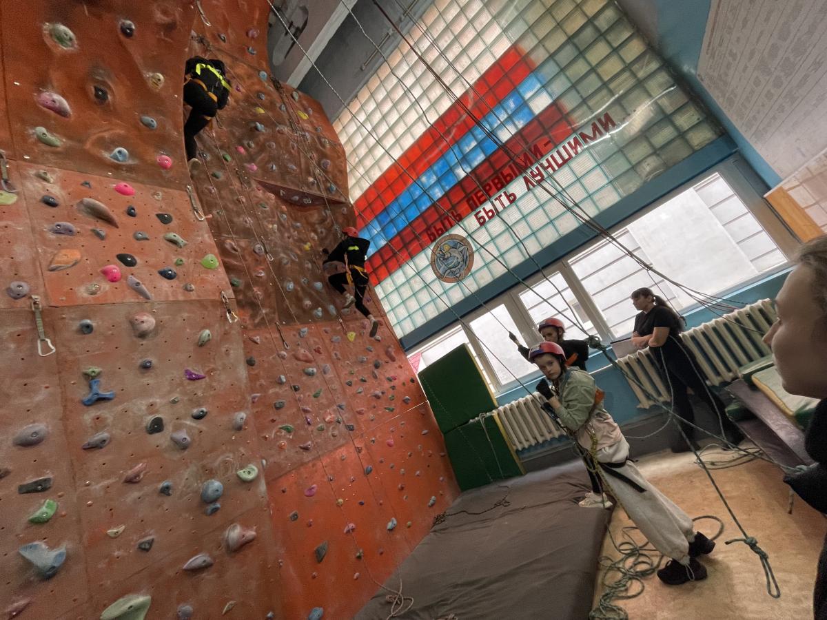 Юные спасатели Саратовской области отметили 35-летие МЧС России соревнованиями по пожарному спорту Фото 17